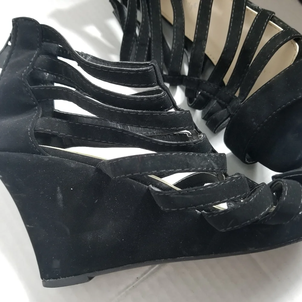 TOP MODA STRAPY BLACK WEDGE WITH ZIPPERS IN BACK SIZE 8